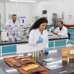 Laboratório de P&D do Instituto Conecthus com cientistas analisando amostras e equipamentos.