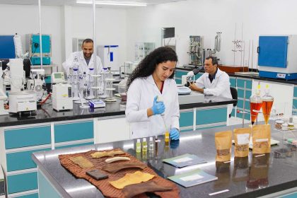 Laboratório de P&D do Instituto Conecthus com cientistas analisando amostras e equipamentos.