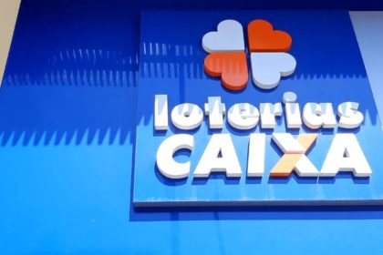 Logotipo 'Loterias CAIXA' em fundo azul, com símbolo de quatro corações.