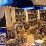 Loja Rymo com variedade de produtos, incluindo adesivos vinílicos.
