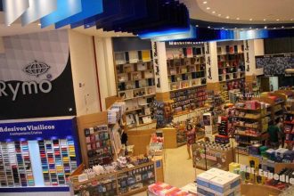 Loja Rymo com variedade de produtos, incluindo adesivos vinílicos.