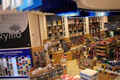 Loja Rymo com variedade de produtos, incluindo adesivos vinílicos.