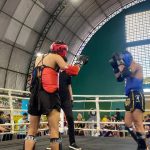 Lutadores de Muay Thai competem no Campeonato Amazonense 2025 em Manaus, com público assistindo