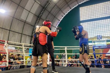Lutadores de Muay Thai competem no Campeonato Amazonense 2025 em Manaus, com público assistindo