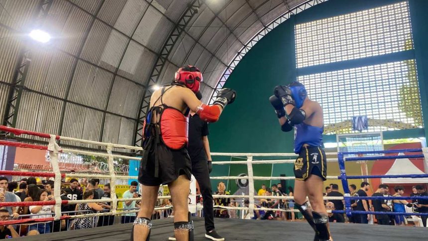 Lutadores de Muay Thai competem no Campeonato Amazonense 2025 em Manaus, com público assistindo