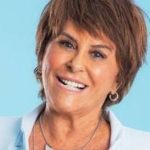 Márcia Sensitiva sorrindo, em foto para divulgação de evento.