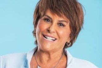 Márcia Sensitiva sorrindo, em foto para divulgação de evento.