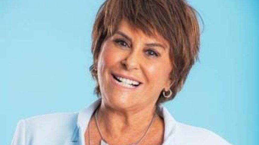 Márcia Sensitiva sorrindo, em foto para divulgação de evento.