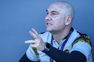 Márcio Zanardi, novo técnico do Amazonas FC, gesticula durante entrevista.