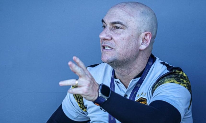 Márcio Zanardi, novo técnico do Amazonas FC, gesticula durante entrevista.