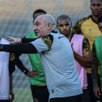 Márcio Zanardi, novo técnico do Amazonas FC, orienta jogadores em treino.