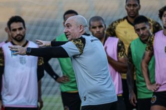 Márcio Zanardi, novo técnico do Amazonas FC, orienta jogadores em treino.