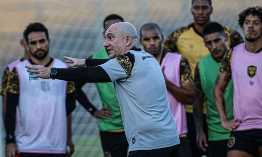 Márcio Zanardi, novo técnico do Amazonas FC, orienta jogadores em treino.