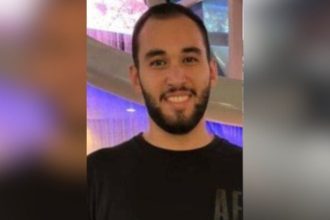 Mohamad Manasrah sorrindo em foto para identificação.