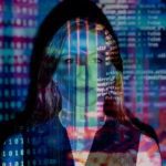 Mulher com rosto coberto por código de programação em um fundo futurista de IA Inteligência Artificial