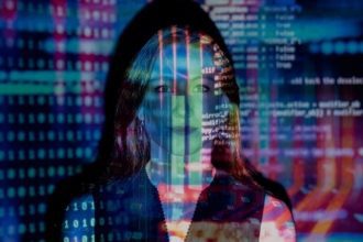 Mulher com rosto coberto por código de programação em um fundo futurista de IA Inteligência Artificial