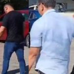 Mulher e homem sendo presos acusados de exploração sexual infantil.