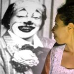 Mulher olhando para projeção de um palhaço em filme antigo