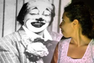 Mulher olhando para projeção de um palhaço em filme antigo