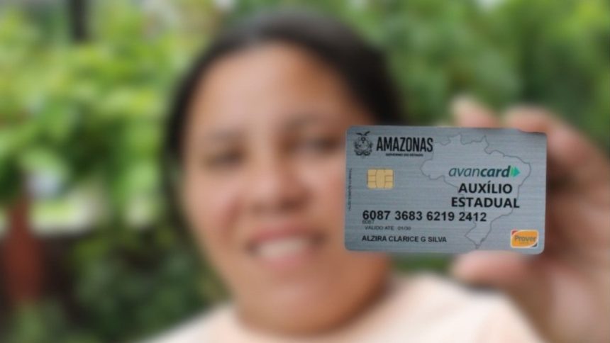 Mulher segurando cartão Auxílio Estadual Amazonas, com aviso sobre uso em apostas.