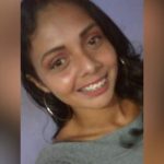 Mulher sorrindo com aparelho nos dentes.