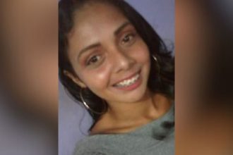 Mulher sorrindo com aparelho nos dentes.