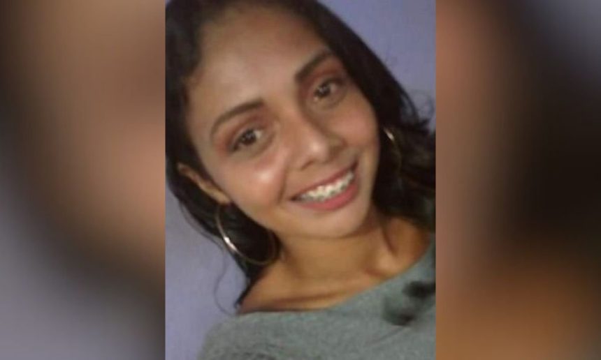 Mulher sorrindo com aparelho nos dentes.
