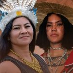 Mulheres indígenas com cocares e adornos participam de projeto cultural em Manaus.