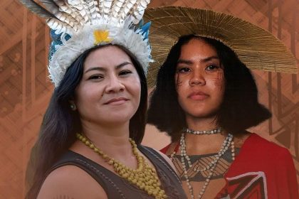 Mulheres indígenas com cocares e adornos participam de projeto cultural em Manaus.