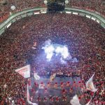 Multidão celebra vitória do Garantido no Sambódromo, com show e bandeiras vermelhas