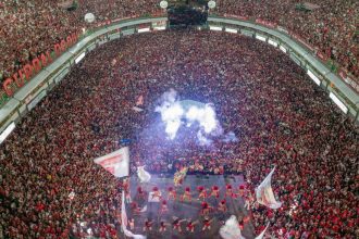 Multidão celebra vitória do Garantido no Sambódromo, com show e bandeiras vermelhas