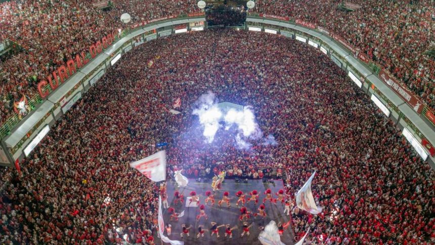 Multidão celebra vitória do Garantido no Sambódromo, com show e bandeiras vermelhas