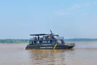 Navio da Marinha do Brasil navegando no rio, em operação de fiscalização.