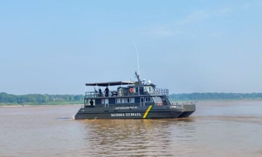 Navio da Marinha do Brasil navegando no rio, em operação de fiscalização.