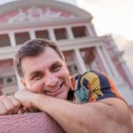 Nícolas Jr. sorrindo em frente ao Teatro Amazonas, em Manaus