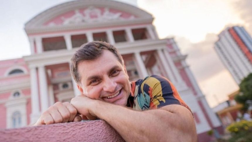 Nícolas Jr. sorrindo em frente ao Teatro Amazonas, em Manaus