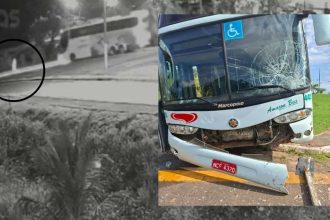 Ônibus danificado após atropelamento, imagem em preto e branco com possível vítima.