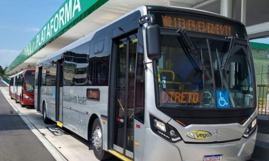 Ônibus estacionado em plataforma com letreiro indicando destino e inscrição "Veículo em teste".