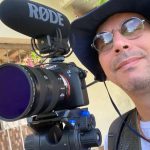 Orlando Júnior com câmera filmadora e microfone, pronto para oficina.