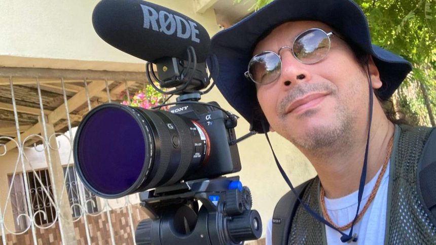 Orlando Júnior com câmera filmadora e microfone, pronto para oficina.