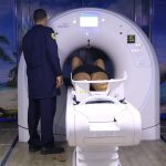 Paciente realiza tomografia na Carreta da Tomografia em Manacapuru