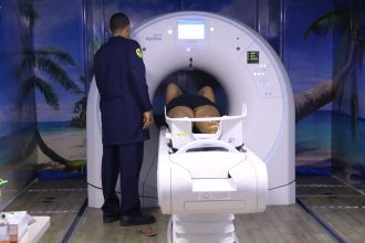 Paciente realiza tomografia na Carreta da Tomografia em Manacapuru
