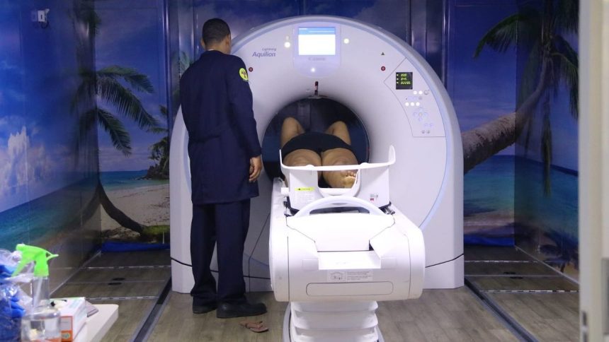 Paciente realiza tomografia na Carreta da Tomografia em Manacapuru