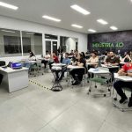 Palestra em sala de aula sobre desenvolvimento web, com foco em INDT e indústria 4.0.