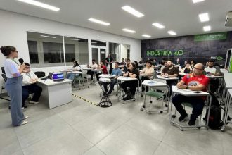 Palestra em sala de aula sobre desenvolvimento web, com foco em INDT e indústria 4.0.