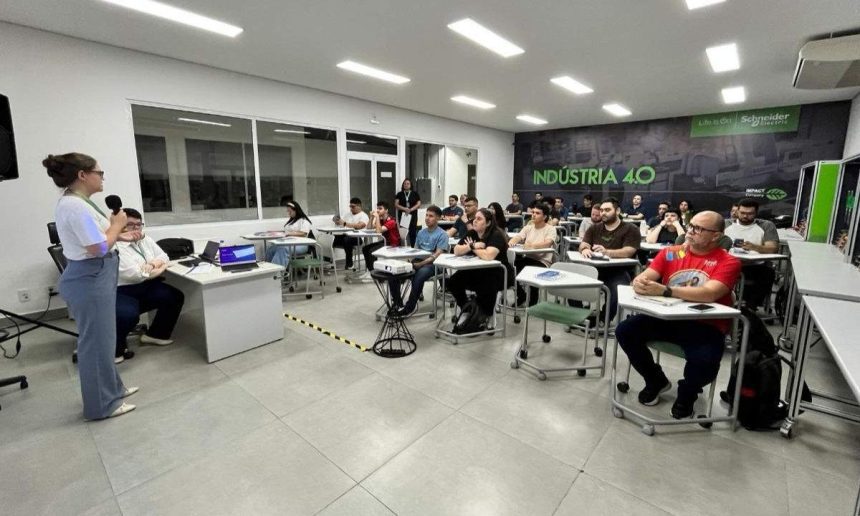 Palestra em sala de aula sobre desenvolvimento web, com foco em INDT e indústria 4.0.