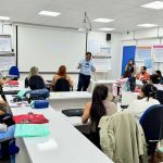 Palestra para empreendedores sobre empreendedorismo em sala de aula, com palestrante e participantes.