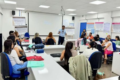 Palestra para empreendedores sobre empreendedorismo em sala de aula, com palestrante e participantes.