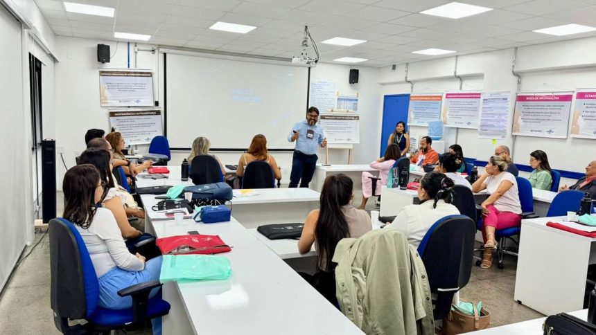Palestra para empreendedores sobre empreendedorismo em sala de aula, com palestrante e participantes.