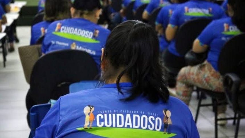 Participantes em curso de cuidador de idosos da Fundação Dr. Thomas.